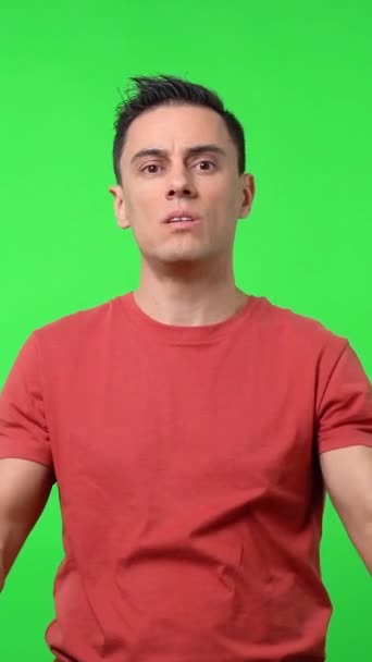 赤いTシャツに退屈男 半分のショット 緑の画面の背景 — ストック動画