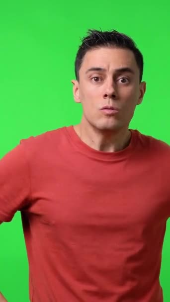 Hombre Agresivo Con Camisa Roja Tiro Medio Fondo Verde Croma — Vídeos de Stock