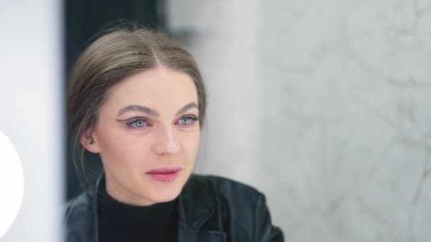 Powolny Film Piękną Kobietą Retuszującą Makijaż Pomocą Małego Kija Kulisami — Wideo stockowe