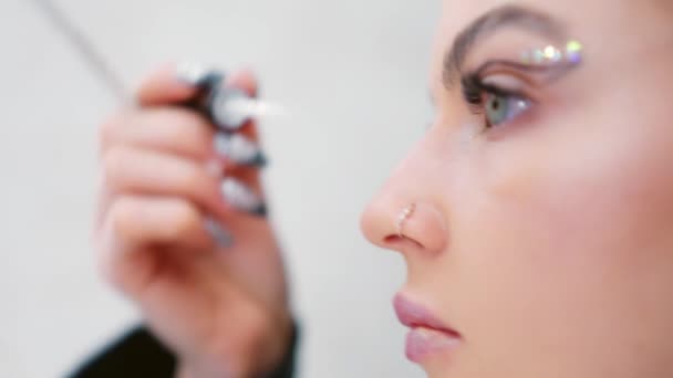 Slow Motion Video Femeie Adăugând Lipici Cristal Face Fața Într — Videoclip de stoc