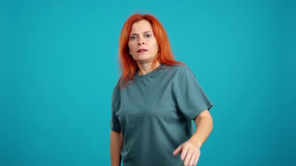Zrzka Starší Žena Gestikulace Zákaz Rukou Ateliéru Modrým Pozadím — Stock video