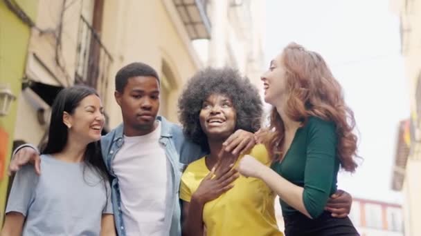 Zpomalené Video Šťastné Skupiny Multietnických Přátel Kteří Stojí Spolu Ulici — Stock video