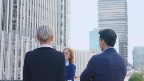一个成熟的红头发女商人要求站在街上的员工付出更多努力的慢镜头 — 图库视频影像
