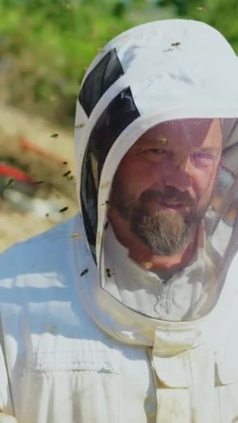 视频与缩放到养蜂人周围的许多蜜蜂在田野里 — 图库视频影像