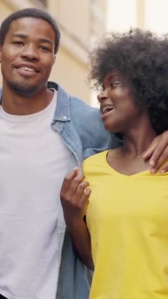 Zeitlupenvideo Eines Schwarzen Paares Das Gemeinsam Die Straße Entlang Geht — Stockvideo