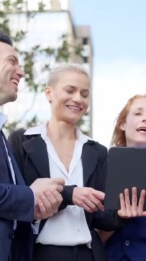 Bir grup iş adamının caddedeki bir iş toplantısında gülüşlerinin yavaş çekim videosu.