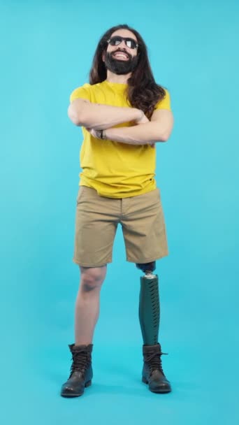 Студійне Відео Блакитним Тлом Щасливого Чоловіка Ногою Протезування Сонцезахисними Окулярами — стокове відео
