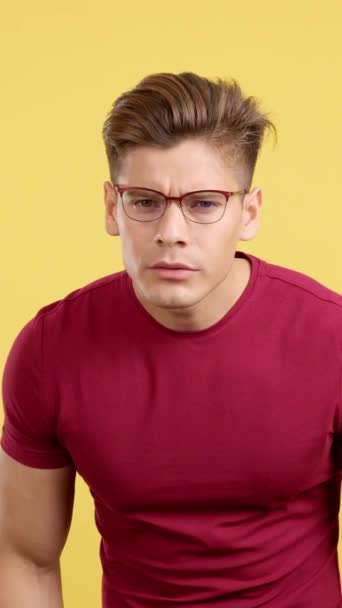 Starker Mann Nimmt Brille Studio Mit Gelbem Hintergrund Nach Vorne — Stockvideo