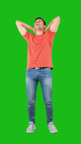 Pełne Ciało Zrelaksowany Mężczyzna Model Noszenie Casual Strój Rękami Głową — Wideo stockowe
