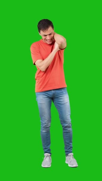 フルボディの疑問男性モデルでカジュアルな衣装で立って手であごと緑の背景に問題を解決しようとします — ストック動画