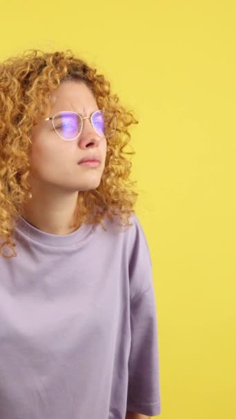 Studio Video Yellow Background Woman Curly Hair Taking Her Glasses — Wideo stockowe