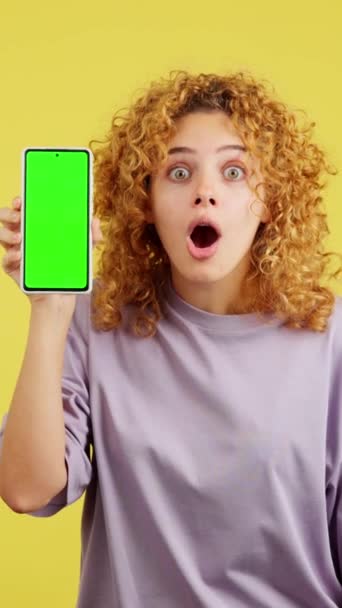 Студійне Відео Жовтим Тлом Зеленого Екрану Мобільного Який Тримає Молода — стокове відео