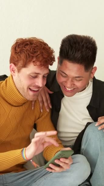 Slow Motion Video Van Een Gay Paar Glimlachen Terwijl Met — Stockvideo
