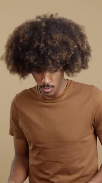 Африканский Мужчина Вьющимися Волосами Жестикулирует Руками Страхе Студии — стоковое видео