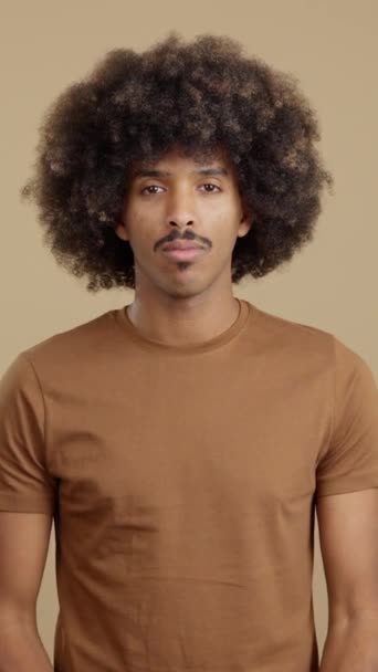 Stüdyoda Ciddi Bir Ifadeyle Kameraya Bakarken Kollarını Tokuşturan Afro Saçlı — Stok video