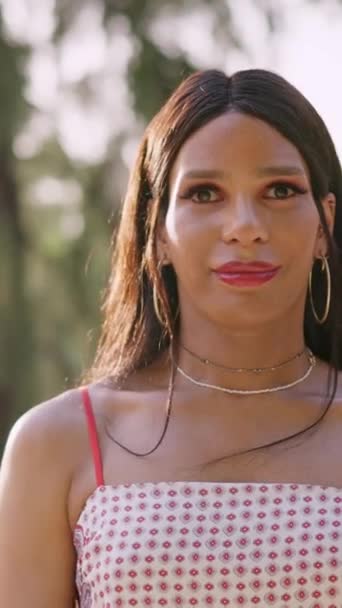 Sorrindo Mulher Trans Levantando Polegar Parque — Vídeo de Stock