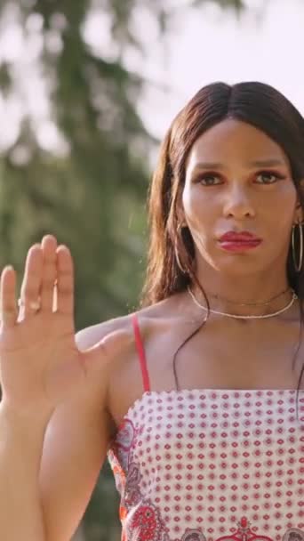 Трансгендерна Жінка Жестикулює Розтягуючи Руку Знак Стоп Серйозним Обличчям Парку — стокове відео
