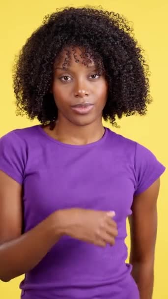 Zmysłowa Afrykańska Kobieta Wieje Pocałunek Podczas Patrząc Aparat Studio Żółtym — Wideo stockowe