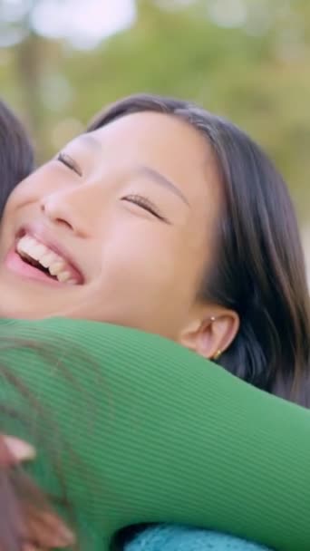 Slow Motion Video Two Happy Two Friends Embracing Meeting Park — Vídeo de Stock