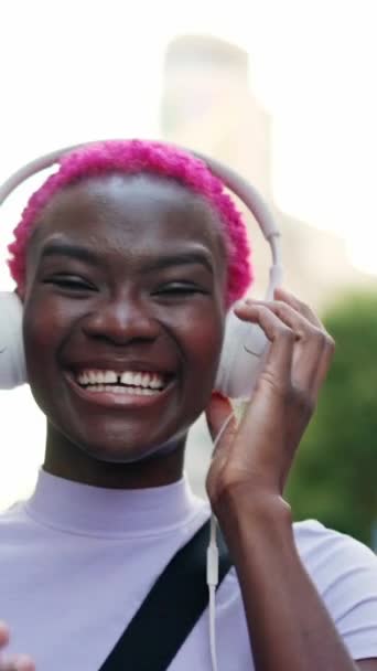 Χαμογελώντας Κομψό Afro Γυναίκα Ακούγοντας Μουσική Και Χορό Στο Δρόμο — Αρχείο Βίντεο