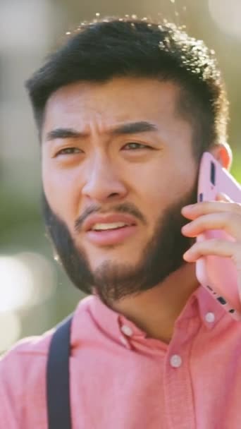 Homem Chinês Elegante Com Roupas Casuais Discutindo Enquanto Conversa Com — Vídeo de Stock