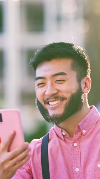 Sorrindo Elegante Asiático Homem Fazendo Uma Chamada Vídeo Com Móvel — Vídeo de Stock