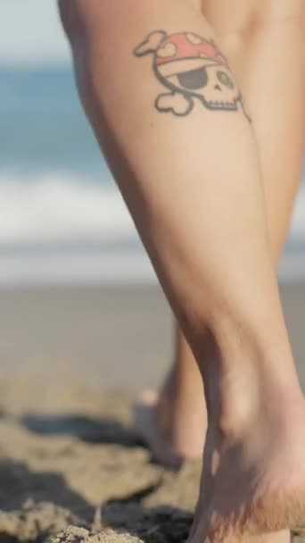 Video Rallentatore Piedi Femminili Che Camminano Lungo Spiaggia Fino All — Video Stock