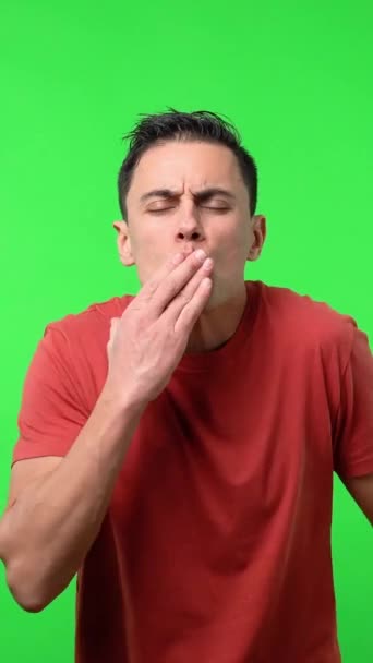 Homme Chemise Rouge Tirant Baisers Passionnés Avec Main Tir Moyen — Video