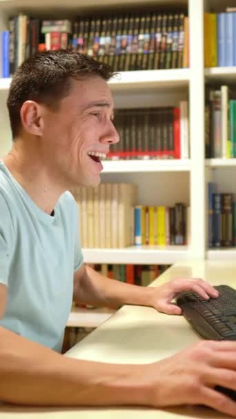 Człowiek Telepracujący Domu Zaskoczony Czymś Widział Komputerze Uszczęśliwiło Dzwoniący Kolegi — Wideo stockowe