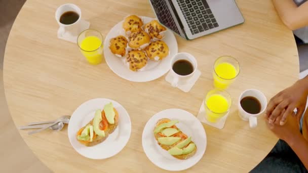 Kahvaltı Dizüstü Bilgisayarlı Bir Masanın Üst Görüntüsünün Yavaş Çekim Videosu — Stok video