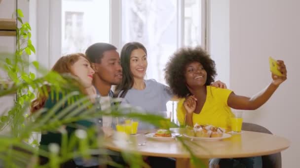 多文化朋友在家里吃早餐时带着手机自拍的慢镜头 — 图库视频影像