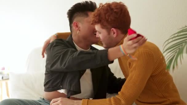 Câmara Lenta Vídeo Gay Homem Aceitar Casamento Proposta Sentado Sofá — Vídeo de Stock