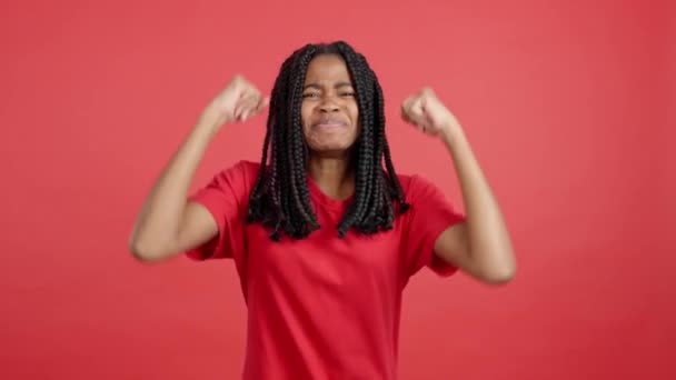 Mujer Africana Feliz Celebrando Mientras Levanta Los Brazos Estudio Con — Vídeo de stock
