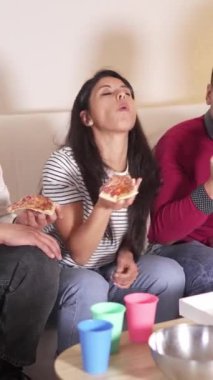 Kafkas bir kadının evde arkadaşlarının yanında pizza yerken yavaş çekim videosu.