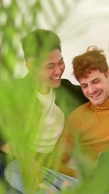 Eşcinsel bir çiftin evde dizüstü bilgisayardan komik bir şey izlediği yavaş çekim videosu.