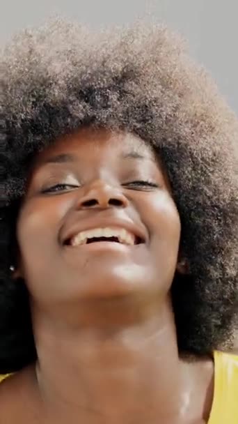 Kameraya Gülümseyen Mutlu Bir Afrikalı Kadının Yavaş Çekim Videosu — Stok video