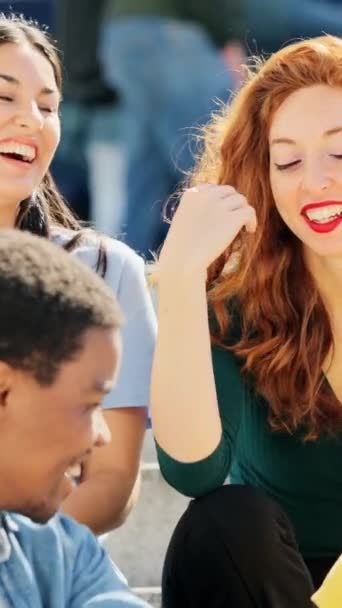 Zeitlupenvideo Von Vier Multiethnischen Freunden Die Draußen Sitzen Und Spaß — Stockvideo