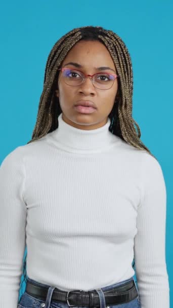 Video Blue Background African Woman Eyeglasses Staring Camera Disbelief — Stock Video