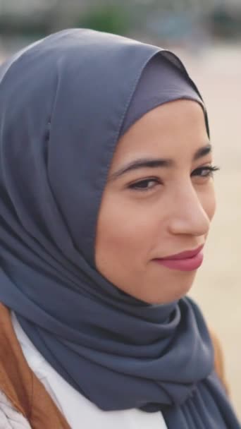 Femme Musulmane Dans Hijab Tournant Pour Sourire Caméra Dans Rue — Video