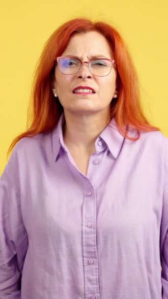 Åldrad Rödhårig Kvinna Tar Sig Glasögonen För Att Studio Med — Stockvideo