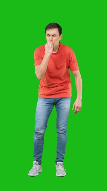 フルボディの男性モデル接吻指と感謝を与えるおいしい食べ物ながら表現の満足度の良い味でスタジオオンクロマキー — ストック動画