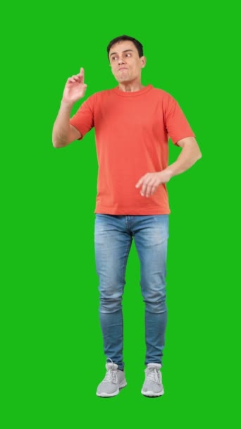 腰に手で立った真面目な男性モデルの全身で緑を背景に悪い態度を叱り表現しながら拒否ジェスチャーを見せる — ストック動画