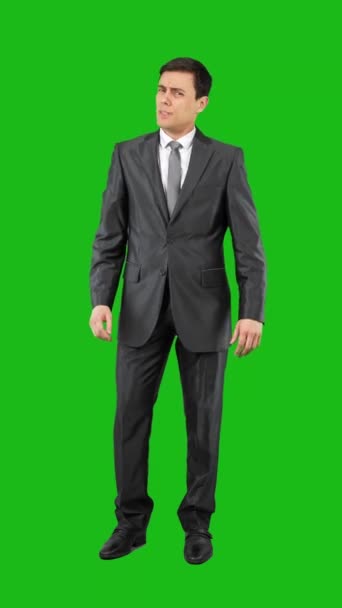 Ganzer Körper Eines Selbstbewussten Mannes Formalen Anzug Der Auf Chroma — Stockvideo