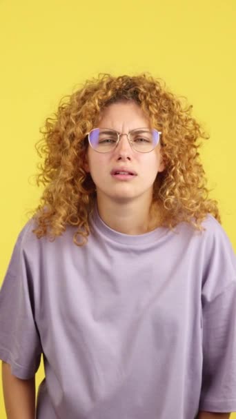 Studio Video Yellow Background Young Woman Taking Her Glasses See — 图库视频影像
