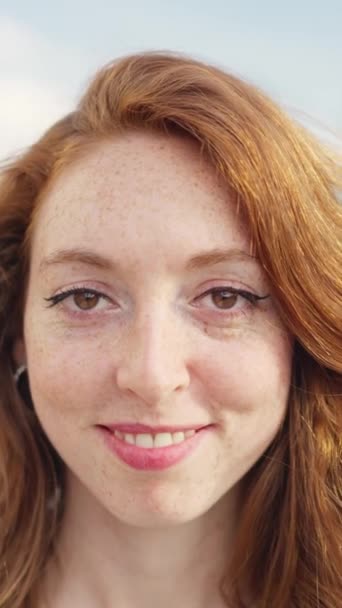 Mulher Adulta Caucasiana Ruiva Olha Para Câmera Sorri Rua — Vídeo de Stock