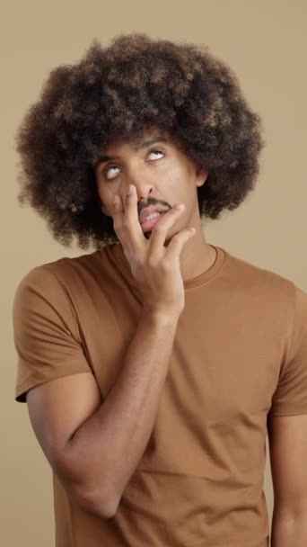 Studio Video Brown Background Man Afro Hair Looking Expression Boredom — Vídeo de Stock