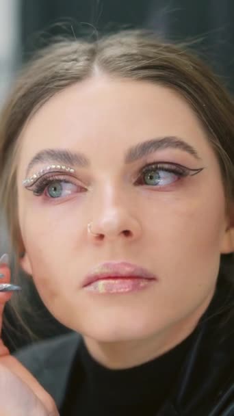 Lambat Gerak Video Dari Seorang Wanita Kecantikan Melampirkan Kristal Make — Stok Video