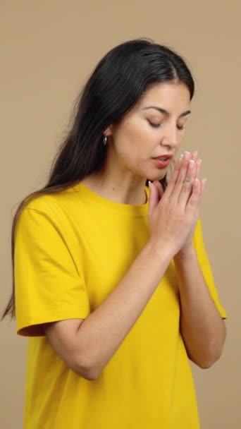 Kaukázusi Imádkozik Összecsukott Kézzel Néz Stúdióban Barna Háttér — Stock videók