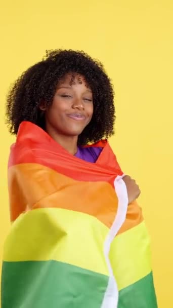 Vrouw Met Afro Haar Omwikkeld Met Een Lgbt Regenboog Vlag — Stockvideo