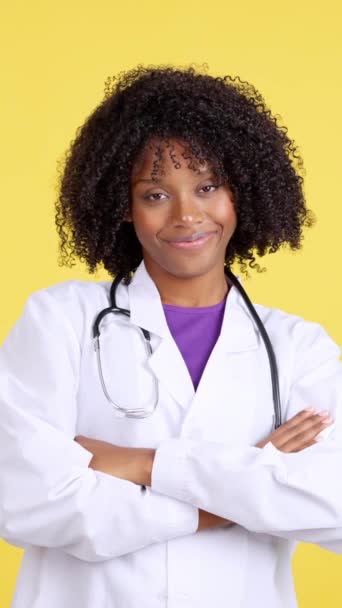 Doctora Con Pelo Afro Sonriendo Cámara Con Los Brazos Cruzados — Vídeos de Stock